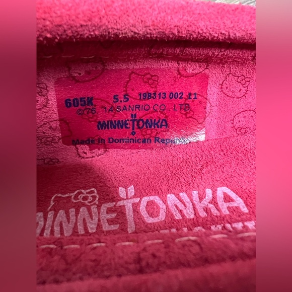 NEW 5.5 MINNETONKA × Hello kitty Kawaii Pink Leather Moccasins - Picture 8 of 8